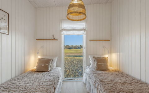 Vanna - 1.2Km from the Sea: Camera Da Letto, Latifoglie, Plank, Letto, Illuminazione Diurna, Bedding