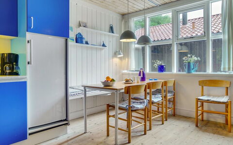 Bennek - 200M from the Sea: Tetto, Casa, Casa, Villetta, Porta, Raccordo, Deck, Portico, Plank, Latifoglie