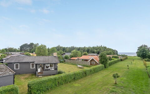 Amilla - 150M from the Sea: Tetto, Casa, Casa, Villetta, Porta, Raccordo, Deck, Portico, Plank, Latifoglie