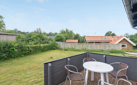 Amilla - 150M from the Sea: Tetto, Casa, Casa, Villetta, Porta, Raccordo, Deck, Portico, Plank, Latifoglie