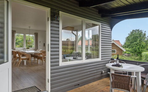 Amilla - 150M from the Sea: Tetto, Casa, Casa, Villetta, Porta, Raccordo, Deck, Portico, Plank, Latifoglie