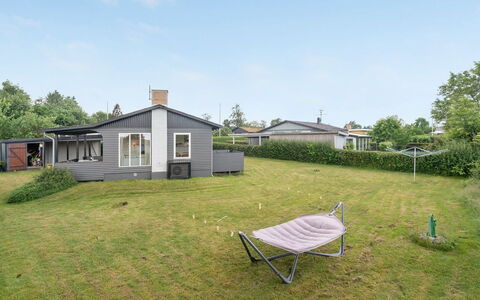 Amilla - 150M from the Sea: Tetto, Casa, Casa, Villetta, Porta, Raccordo, Deck, Portico, Plank, Latifoglie
