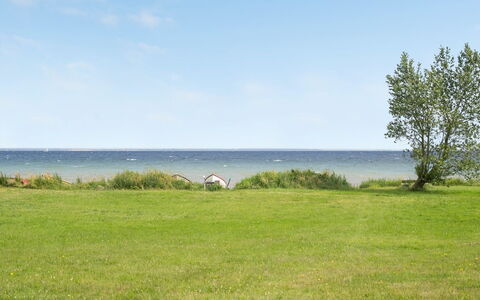 Amilla - 150M from the Sea: Tetto, Casa, Casa, Villetta, Porta, Raccordo, Deck, Portico, Plank, Latifoglie