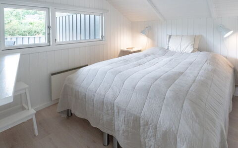 Niska - 300M from the Sea: Camera Da Letto, Legna, Biancheria, Lenzuolo, Soffitto, Pavimento, Letto, Pavimentazione, Bedding, Interior Design