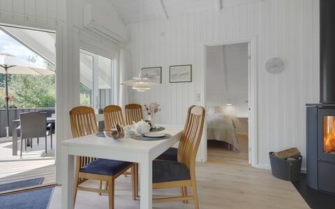 Niska - 300M from the Sea: Pavimentazione, Mobilia, Interior Design, Pavimento, Legna, Pavimento In Legno, Sala Da Pranzo, Soffitto, Cucina & Sala Da Pranzo Tavolo, Casa