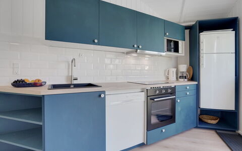 Niska - 300M from the Sea: Apparecchio Major, Elettrodomestico Da Cucina, Cucina, Cabinetry, Interior Design, Pavimentazione, Controsoffitto, Pavimento, Mobilia, Soffitto