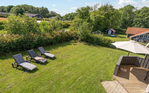 Niska - 300M from the Sea: Erba, Arbusto, Casa, Lotto, Tetto, Giardino, Prato, Villetta, Groundcover, Estate