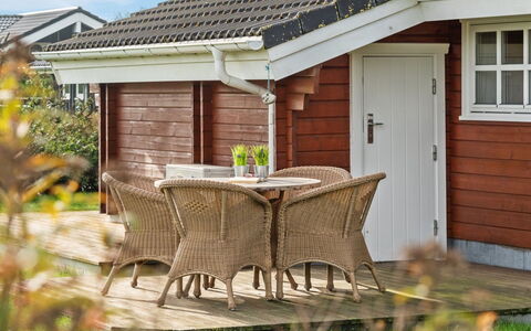 Ruusu - 300M from the Sea: Appartamento, Shade, Balcone, Sedia, Recinzione, Mobili Da Esterno, Alluminio, Erba Sintetica