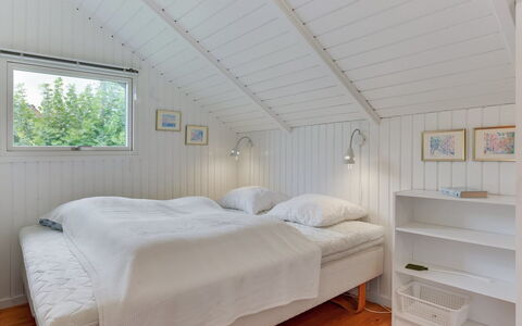 Sella - 500M from the Sea: Tetto, Casa, Lotto, Casa, Villetta, Estate, Edifici Giardino, Shade, Log Cabin, Landscaping