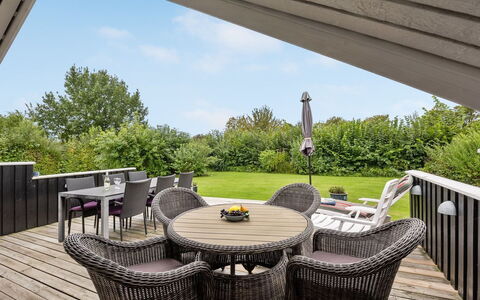Sella - 500M from the Sea: Tetto, Casa, Lotto, Casa, Villetta, Estate, Edifici Giardino, Shade, Log Cabin, Landscaping
