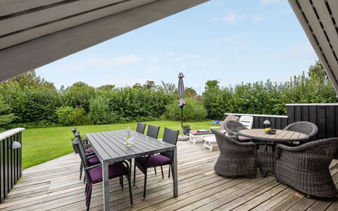 Sella - 500M from the Sea: Tetto, Casa, Lotto, Casa, Villetta, Estate, Edifici Giardino, Shade, Log Cabin, Landscaping