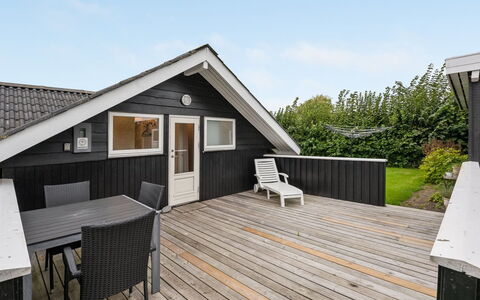 Sella - 500M from the Sea: Tetto, Casa, Lotto, Casa, Villetta, Estate, Edifici Giardino, Shade, Log Cabin, Landscaping