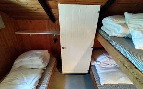 Rieke - 300M from the Sea: Letto, Legna, Camera Da Letto, Letto A Castello, Mobilia, Pavimento, Pavimentazione, Telaio Del Letto, Lenzuolo, Bedding