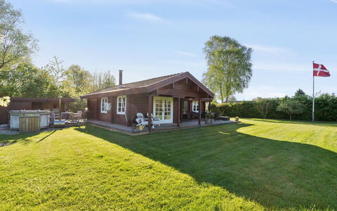 Swartebrand - 450M from the Sea: Arbusto, Urban Design, Groundcover, Brick, Appartamento, Estate, Muratura, Balcone, Landscaping