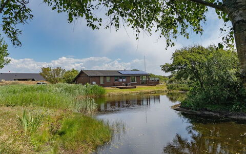 Frigga - 400M from the Sea: Tetto, Casa, Casa, Villetta, Porta, Raccordo, Deck, Portico, Plank, Latifoglie