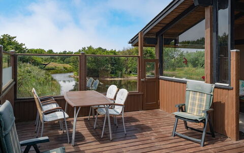 Frigga - 400M from the Sea: Tetto, Casa, Casa, Villetta, Porta, Raccordo, Deck, Portico, Plank, Latifoglie