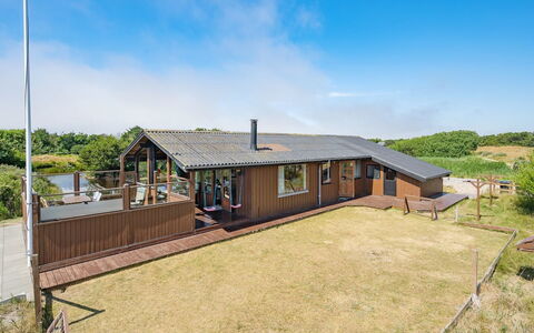 Frigga - 400M from the Sea: Tetto, Casa, Casa, Villetta, Porta, Raccordo, Deck, Portico, Plank, Latifoglie