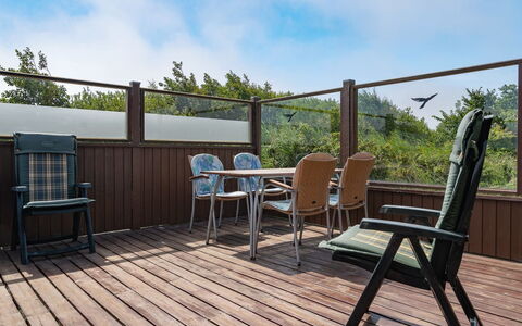 Frigga - 400M from the Sea: Tetto, Casa, Casa, Villetta, Porta, Raccordo, Deck, Portico, Plank, Latifoglie
