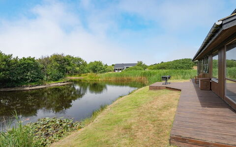 Frigga - 400M from the Sea: Tetto, Casa, Casa, Villetta, Porta, Raccordo, Deck, Portico, Plank, Latifoglie