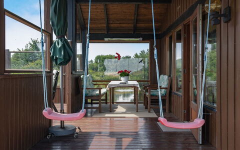 Frigga - 400M from the Sea: Tetto, Casa, Casa, Villetta, Porta, Raccordo, Deck, Portico, Plank, Latifoglie