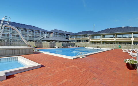 Britt - 100M from the Sea: Tetto, Casa, Casa, Villetta, Porta, Raccordo, Deck, Portico, Plank, Latifoglie