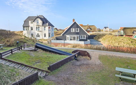 Britt - 100M from the Sea: Tetto, Casa, Casa, Villetta, Porta, Raccordo, Deck, Portico, Plank, Latifoglie