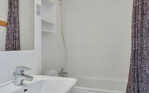 Britt - 100M from the Sea: Bagno, Idraulico Fixture, Parete, Pavimentazione, Interior Design, Lavandino Del Bagno, Pavimento, Lavello, Rubinetto, Idraulico