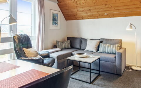 Roya - 1.9Km from the Sea: Mobilia, Interior Design, Sedia, Pavimentazione, Tavolo, Ricorrere, Pavimento, Soffitto, Camera, Eco Hotel