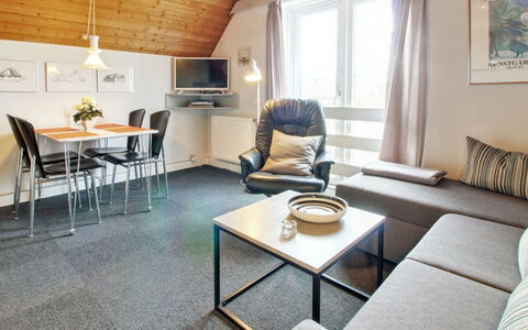 Roya - 1.9Km from the Sea: Mobilia, Interior Design, Sedia, Pavimentazione, Tavolo, Ricorrere, Pavimento, Soffitto, Camera, Eco Hotel