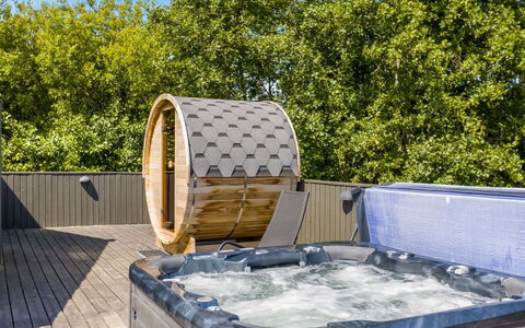 Jonna - 700M from the Sea: Vasca Da Bagno, Materiale Composito, Vasca Idromassaggio, Idraulico Fixture, Color Legno, Latifoglie, Deck, Piscina, Pianta Della Casa