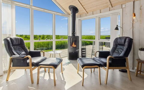 Jonna - 700M from the Sea: Mobilia, Sedia, Interior Design, Pavimentazione, Legna, Pavimento In Legno, Soggiorno, Pavimento, Divano, Tavolo