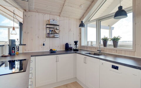 Jonna - 700M from the Sea: Legna, Soffitto, Interior Design, Pavimentazione, Controsoffitto, Casa, Cucina, Cabinetry, Lampada, Camera
