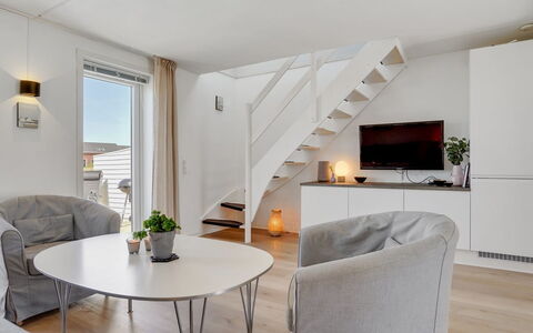 Gerharde - 2.3Km from the Sea: Mobilia, Interior Design, Pavimentazione, Pavimento, Legna, Divano, Soggiorno, Soffitto, Tavolo, Camera