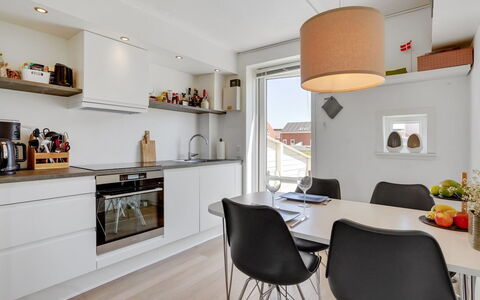 Gerharde - 2.3Km from the Sea: Mobilia, Interior Design, Cucina, Controsoffitto, Pavimentazione, Legna, Soffitto, Lampada, Pavimento, Camera