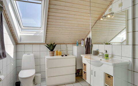 Gerharde - 2.3Km from the Sea: Idraulico Fixture, Interior Design, Lavello, Pavimentazione, Lavandino Del Bagno, Mobiletto Del Bagno, Pavimento, Rubinetto, Soffitto, Bagno