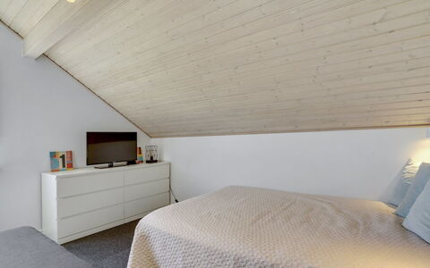 Gerharde - 2.3Km from the Sea: Interior Design, Pavimentazione, Soffitto, Legna, Camera Da Letto, Pavimento, Letto, Mobilia, Illuminazione, Attico