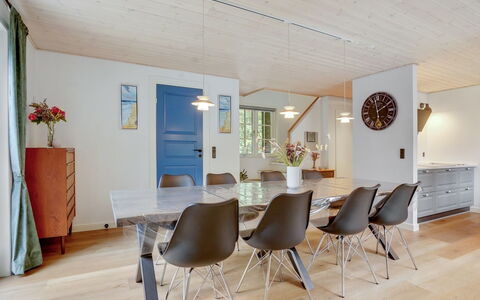Emmeli - 1.2Km from the Sea: Mobilia, Legna, Interior Design, Pavimentazione, Soffitto, Tavolo, Cucina & Sala Da Pranzo Tavolo, Sedia, Pavimento, Sala Da Pranzo