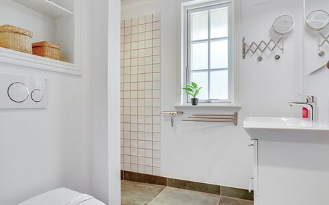 Emmeli - 1.2Km from the Sea: Bagno, Pavimentazione, Idraulico Fixture, Parete, Interior Design, Pavimento, Gabinetto, Idraulico, Soffitto, Rubinetto