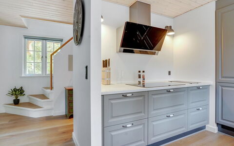 Emmeli - 1.2Km from the Sea: Interior Design, Pavimentazione, Legna, Cabinetry, Pavimento, Mobilia, Soffitto, Cucina, Controsoffitto, Casa
