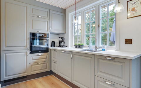 Emmeli - 1.2Km from the Sea: Cabinetry, Interior Design, Cucina, Pavimentazione, Legna, Controsoffitto, Cassetto, Pavimento, Mobilia, Elettrodomestico Da Cucina