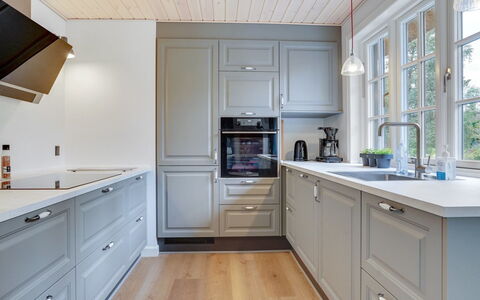 Emmeli - 1.2Km from the Sea: Cucina, Cabinetry, Legna, Interior Design, Pavimentazione, Controsoffitto, Cassetto, Elettrodomestico Da Cucina, Soffitto, Pavimento