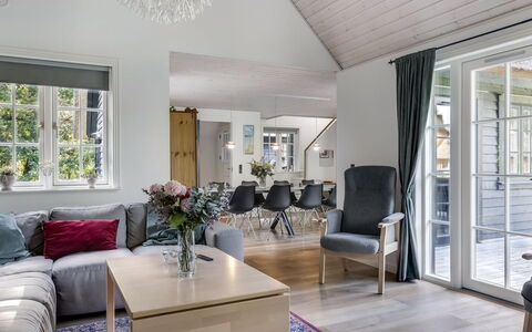 Emmeli - 1.2Km from the Sea: Interior Design, Legna, Soffitto, Mobilia, Pavimentazione, Casa, Divano, Soggiorno, Pavimento, Illuminazione