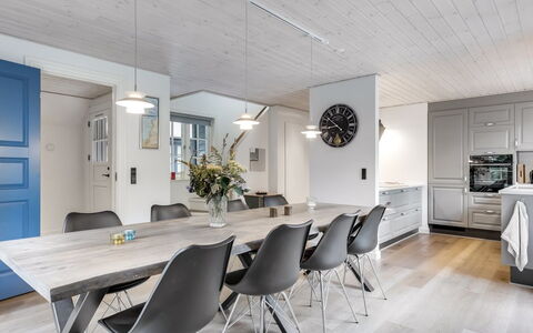 Emmeli - 1.2Km from the Sea: Legna, Soffitto, Interior Design, Mobilia, Pavimentazione, Cucina & Sala Da Pranzo Tavolo, Lampada, Sedia, Sala Da Pranzo