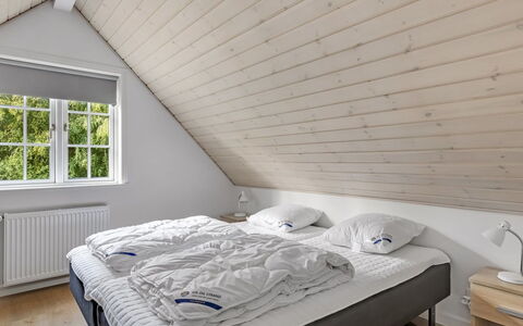 Emmeli - 1.2Km from the Sea: Legna, Camera Da Letto, Letto, Pavimentazione, Pavimento, Soffitto, Interior Design, Casa, Bedding, Telaio Del Letto