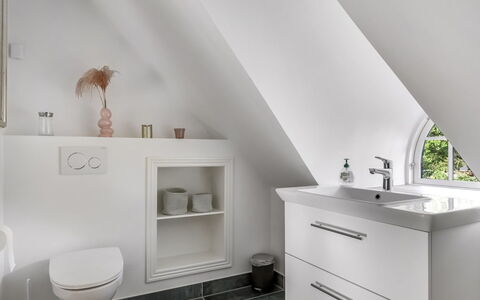 Emmeli - 1.2Km from the Sea: Lavandino Del Bagno, Idraulico Fixture, Bagno, Lavello, Mobiletto Del Bagno, Rubinetto, Pavimento, Pavimentazione, Interior Design, Idraulico