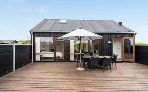 Elara - 200M from the Sea: Arbusto, Urban Design, Groundcover, Brick, Appartamento, Estate, Muratura, Balcone, Landscaping