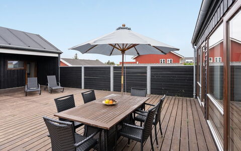 Elara - 200M from the Sea: Arbusto, Urban Design, Groundcover, Brick, Appartamento, Estate, Muratura, Balcone, Landscaping