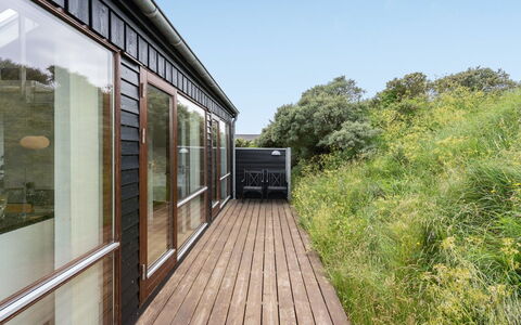 Elara - 200M from the Sea: Arbusto, Urban Design, Groundcover, Brick, Appartamento, Estate, Muratura, Balcone, Landscaping
