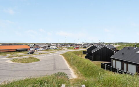 Elara - 200M from the Sea: Arbusto, Urban Design, Groundcover, Brick, Appartamento, Estate, Muratura, Balcone, Landscaping
