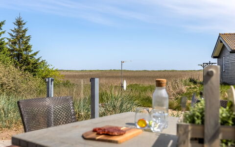 Eldora - 1.4Km from the Sea: Mobilia, Legna, Interior Design, Pavimentazione, Pavimento, Sedia, Camera, Soffitto, Soggiorno, Appartamento